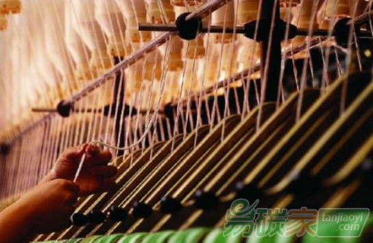 紡織行業(yè)生產(chǎn)每年造成的溫室氣體排放量約為12億噸超過了所有國(guó)際航班和海運(yùn)排放溫室氣體的總和