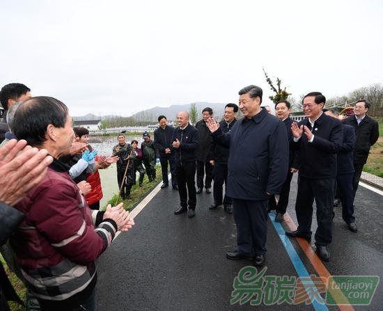 2020年3月30日，中共中央總書記、國家主席、中央軍委主席習(xí)近平在浙江省安吉縣天荒坪鎮(zhèn)余村考察，同村民們親切交談，了解該村多年來踐行“綠水青山就是金山銀山”理念、推動綠色發(fā)展發(fā)生的巨大變化。新華社記者申宏攝